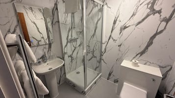 Comfort Double or Twin Room, Garden View | Bathroom | Towels, soap, shampoo, toilet paper