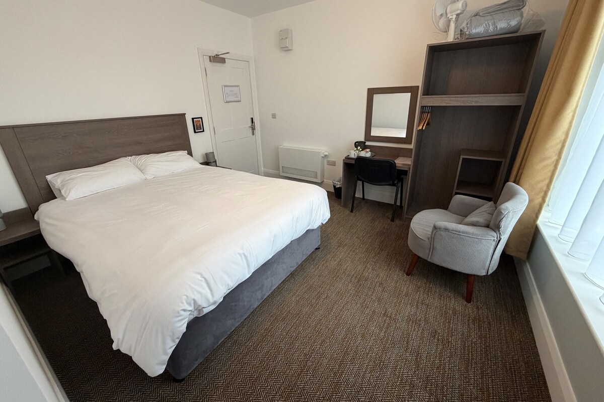 Comfort Double Room, Non Smoking, Ensuite | Pillowtop beds, desk, laptop workspace, WiFi (free)