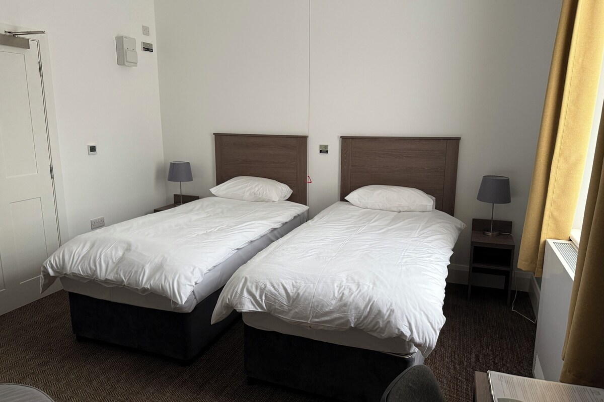 Comfort Twin Room, Non Smoking | Pillowtop beds, desk, laptop workspace, WiFi (free)