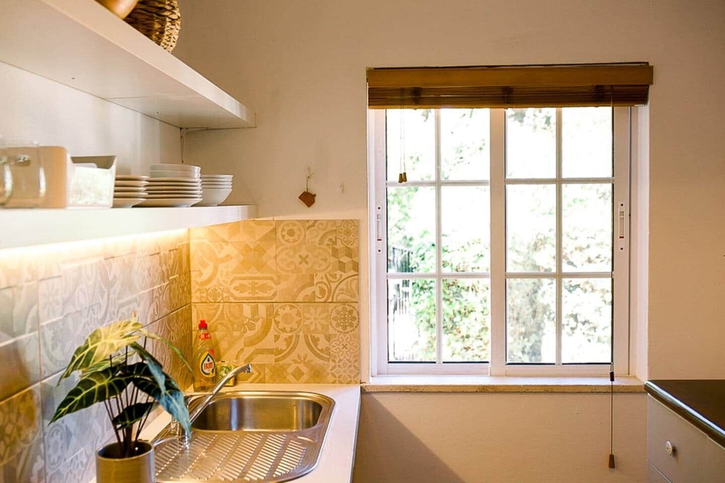 Coffee/tea maker, fridge, oven, stovetop