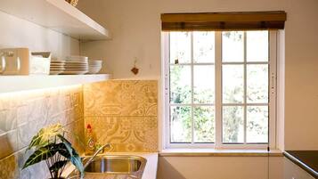 Coffee/tea maker, fridge, oven, stovetop