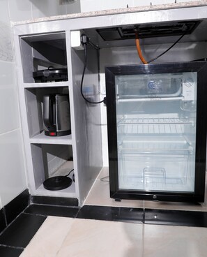 Minijääkaappi, mikroaaltouuni, liesi