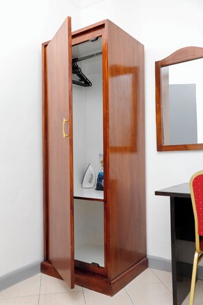 Svit Standard | Skrivbord, arbetsyta för laptop, strykjärn/strykbräda och gratis wi-fi