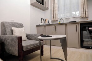 Schreibtisch, laptopgeeigneter Arbeitsplatz, Bügeleisen/Bügelbrett