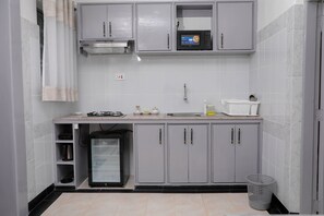 Mini-Kühlschrank, Mikrowelle, Herdplatte, Kochgeschirr/Geschirr/Besteck