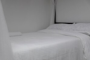 Escritorio y espacio para trabajar con un portátil