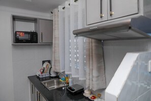 Eget kök | Minikylskåp, mikrovågsugn, spishäll och grytor/köksredskap