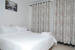 Family Suite | Desk, laptop workspace, iron/ironing board, free WiFi