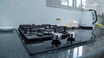 Dapur pribadi | Lemari es kecil, microwave, kompor, dan peralatan masak/sendok-piring