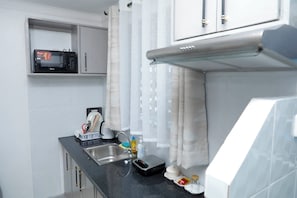 Private kitchen | Mini-fridge, microwave, stovetop, cookware/dishes/utensils