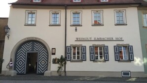 A building with a sign reading 'WEINGUT ILMBACHER HOF' and a large arched entrance. - Apartment 'Eulenturm' with Shared Garden, Balcony and Wi-Fi (Iphofen)