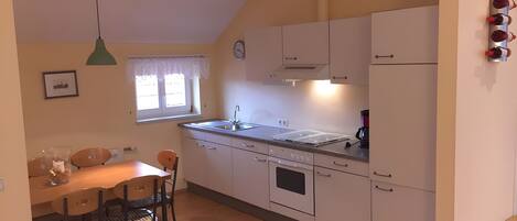 Frigorifero, forno, piano cottura, macchina per tè/caffè