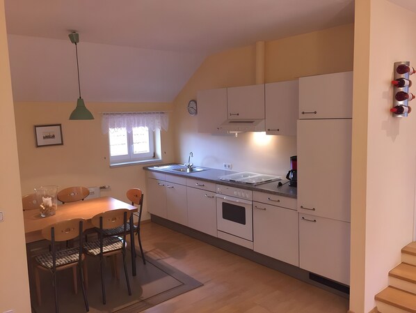 Fridge, oven, stovetop, coffee/tea maker