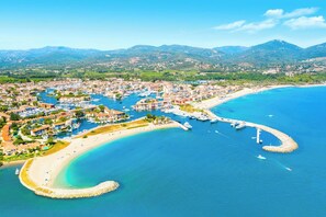 An aerial view of a coastal town with a marina, beach, and mountainous backdrop. - Maison de la Queste - Four Bedroom Villa, Sleeps 8 (Sainte-Maxime)