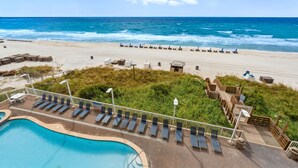 A beachside hotel with a pool, lounge chairs, and a view of the ocean. - 4TH FLOOR! GREAT DECOR! OUTSTANDING VIEWS! (Panama City Beach)