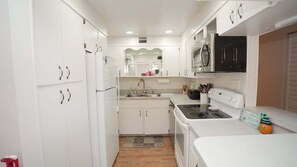 冰箱、微波炉、烤箱、炉灶