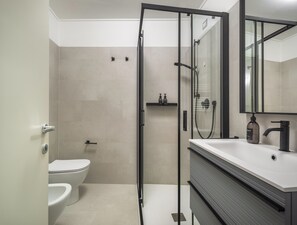 Dusche, Haartrockner, Bidet, Handtücher