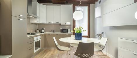 冰箱、微波炉、烤箱、洗碗机