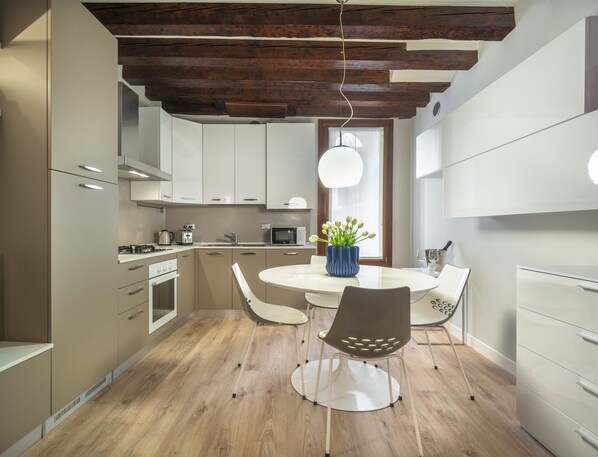 冷蔵庫、電子レンジ、オーブン、食器洗い機