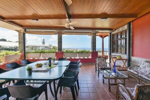 Outdoor dining - Villa in Gran Canaria with Private Pool & Tennis (Arucas)