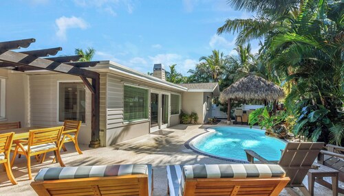 Resort Backyard! Heated Pool! Pool Table! PingPong & Pool Table!