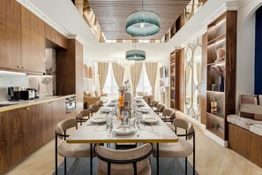 Apartment | Private kitchen | Fridge, microwave, oven, stovetop - Merveil Luxury Suite - Louvre Michodiere (Paris)