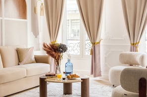 Petit déjeuner servi tous les jours en supplément