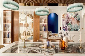 Apartment | Private kitchen | Fridge, microwave, oven, stovetop - Merveil Luxury Suite - Louvre Michodiere (Paris)