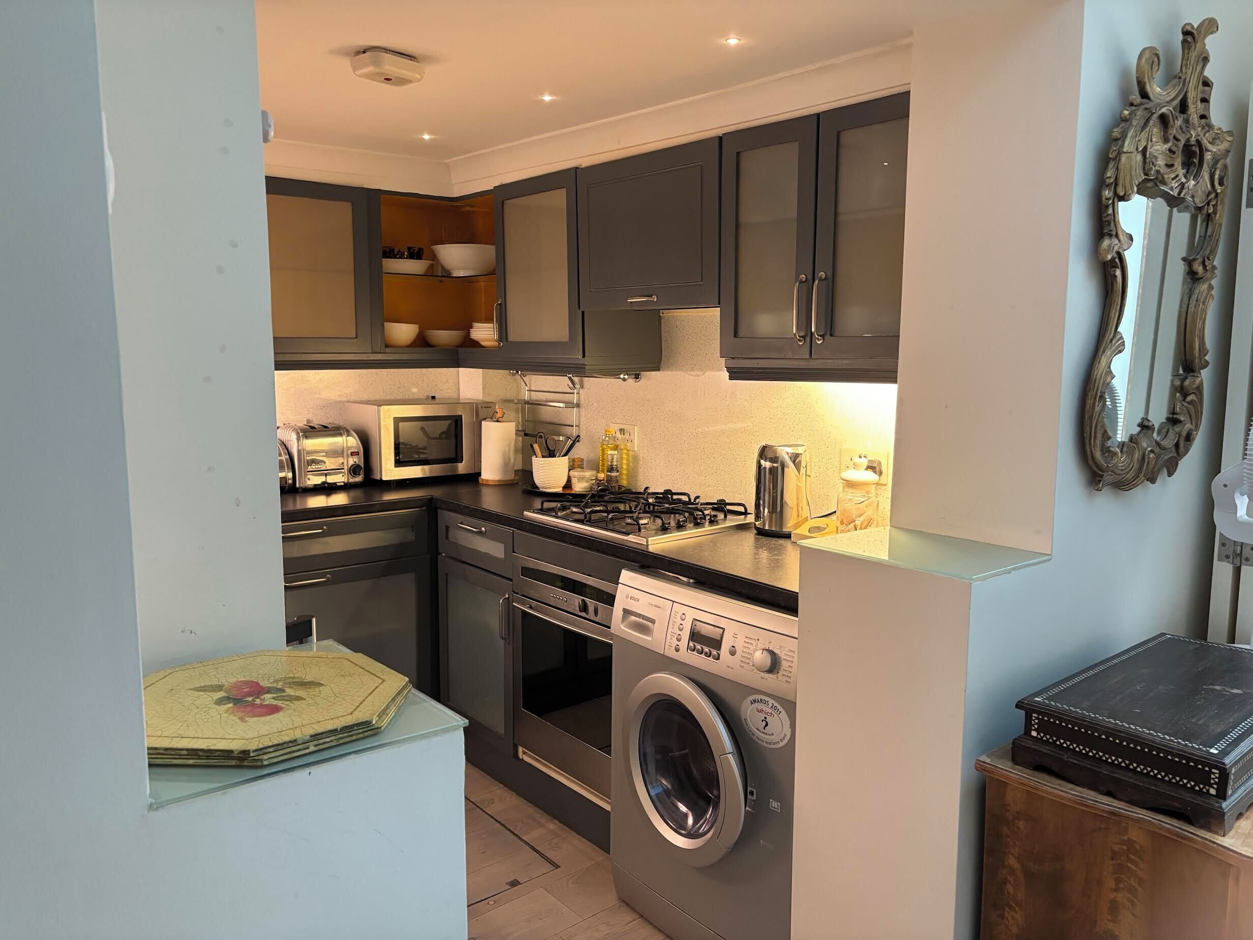 雪櫃、微波爐、焗爐、爐具