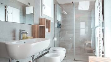Studio, privébadkamer, uitzicht op zwembad | Badkamer | Een douche, een regendouche, gratis toiletartikelen, een haardroger