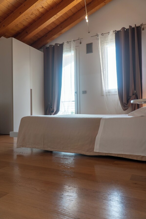 Habitación doble, baño privado, vista al jardín | Decoración personalizada, muebles diferentes y cortinas blackout 