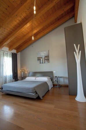 Triple Room, 1 Bedroom, Private Bathroom, Garden View | Down comforters, pillowtop beds, individually decorated - Magrine Castelfranco Veneto  (Castelfranco Veneto)