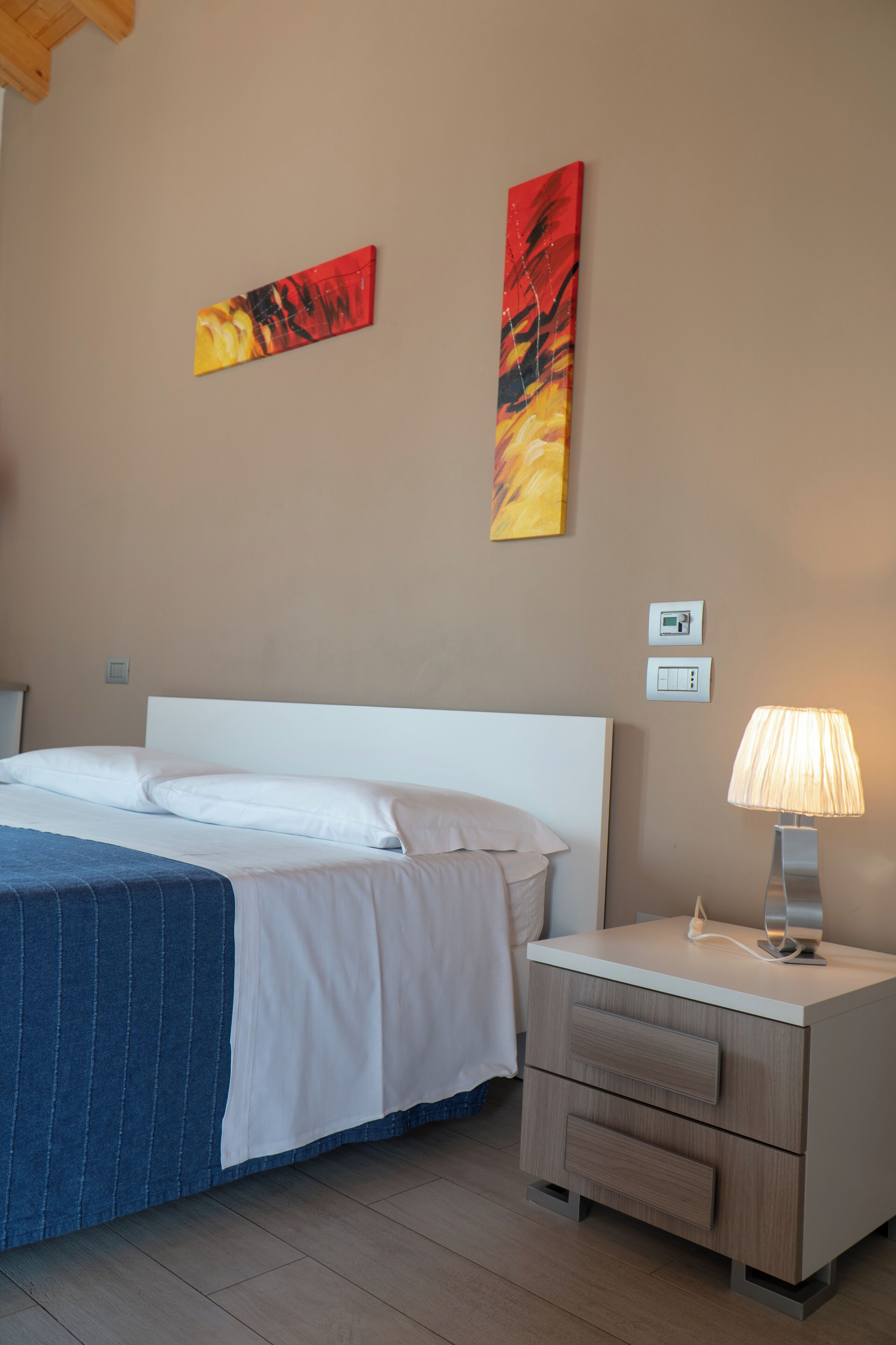 Studio, salle de bain privée, vue sur la piscine | Couette en duvet, lit avec matelas à plateau-coussin, décor unique