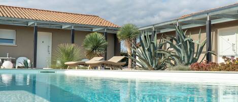 Außenpool (je nach Saison geöffnet), Sonnenschirme, Liegestühle