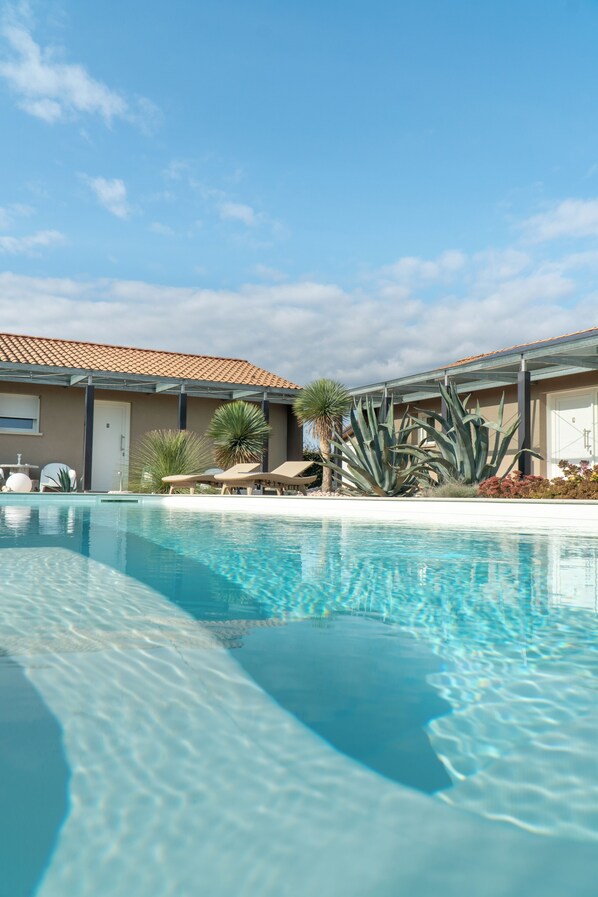 Seasonal outdoor pool, open 8:00 AM to 8:00 PM, pool umbrellas - Magrine Castelfranco Veneto  (Castelfranco Veneto)