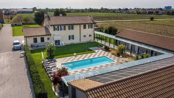 AuĂenpool (je nach Saison geöffnet), Sonnenschirme, LiegestĂŒhle