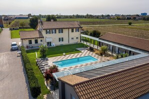 Piscine extérieure en saison, accès possible de 8 h à 20 h, parasols