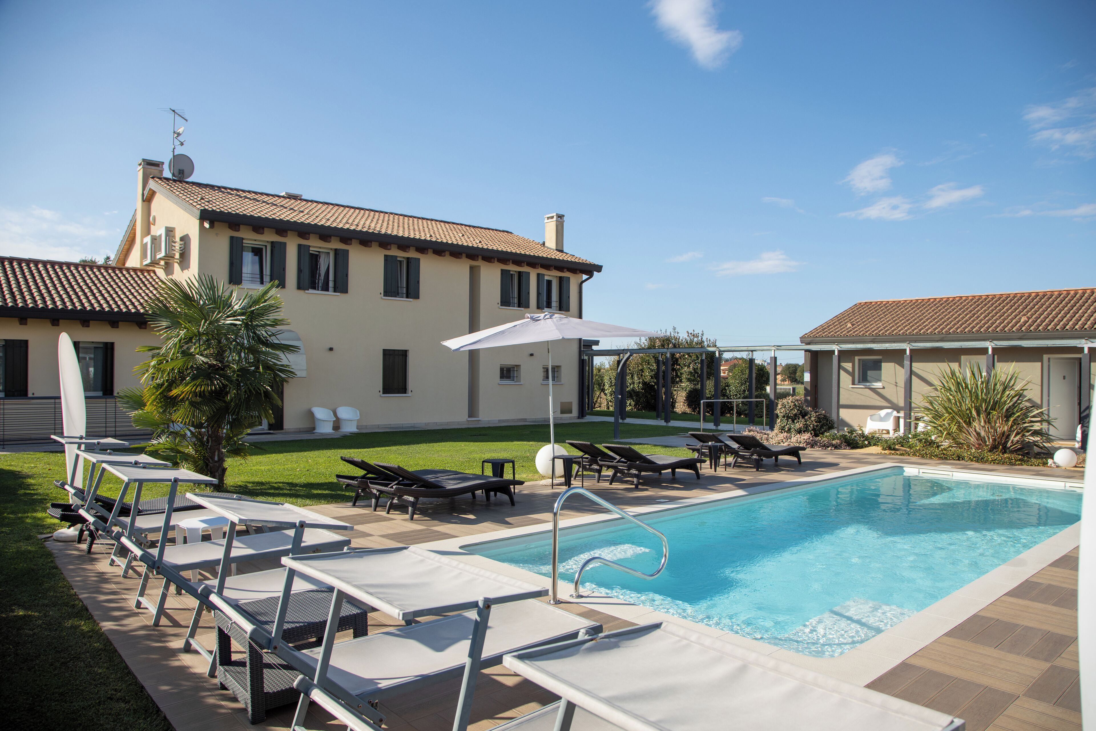 Außenpool (je nach Saison geöffnet), Sonnenschirme, Liegestühle