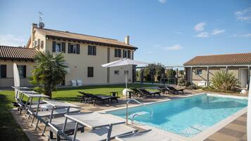 Außenpool (je nach Saison geöffnet), Sonnenschirme, Liegestühle