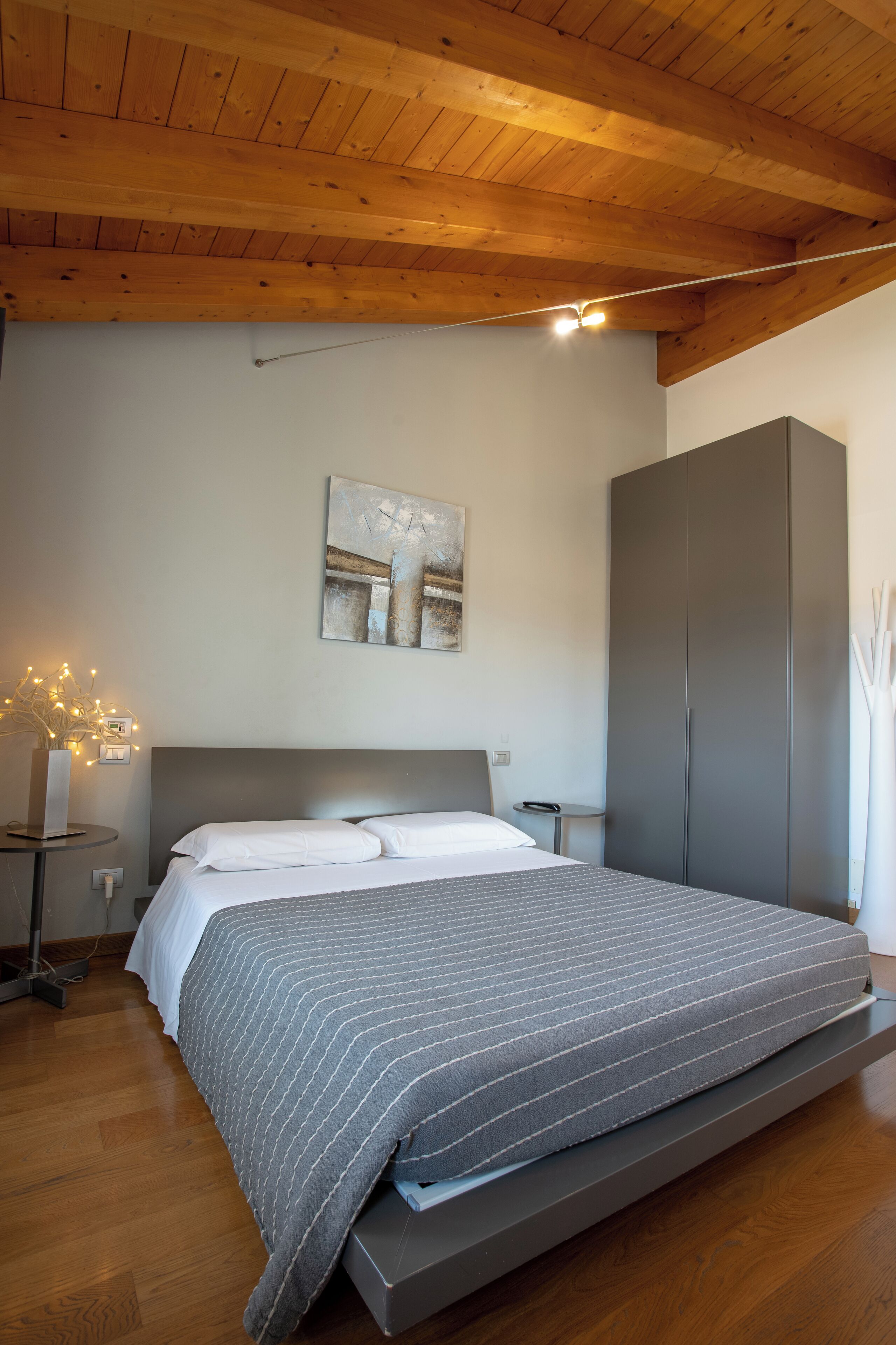 Chambre triple, 1 chambre, salle de bain privée, vue sur le jardin | Couette en duvet, lit avec matelas à plateau-coussin, décor unique