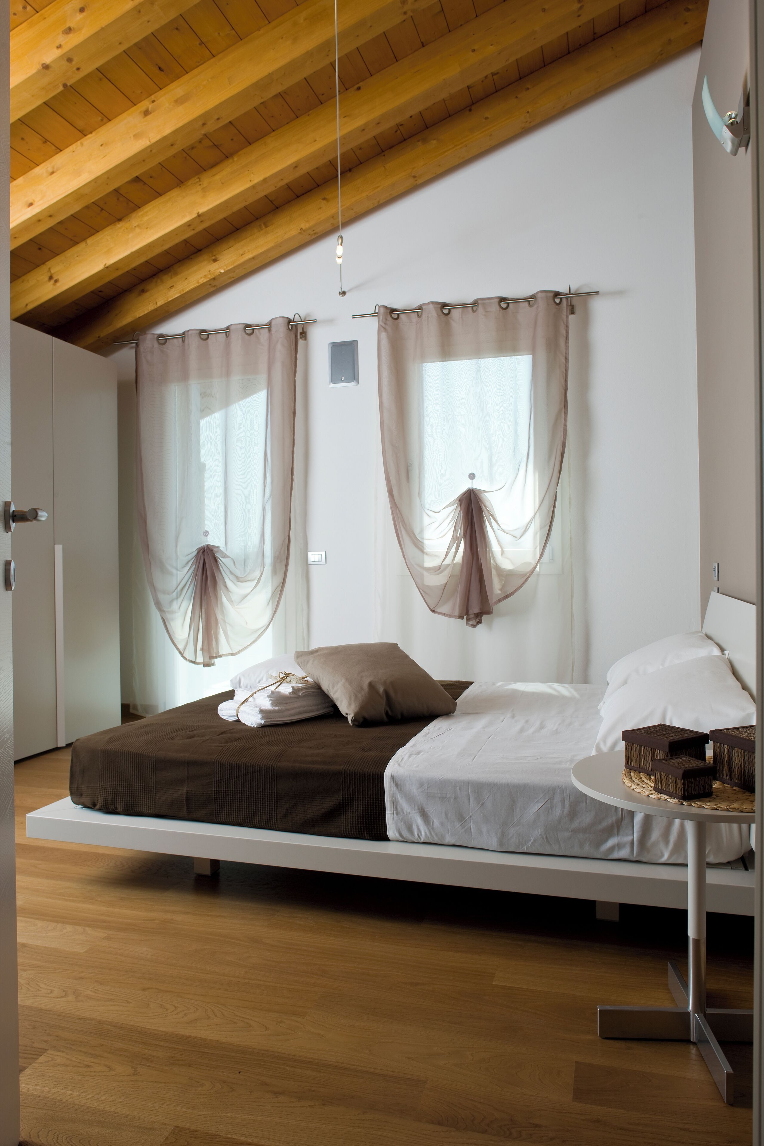 Chambre double, vue sur le jardin | Couette en duvet, lit avec matelas à plateau-coussin, décor unique