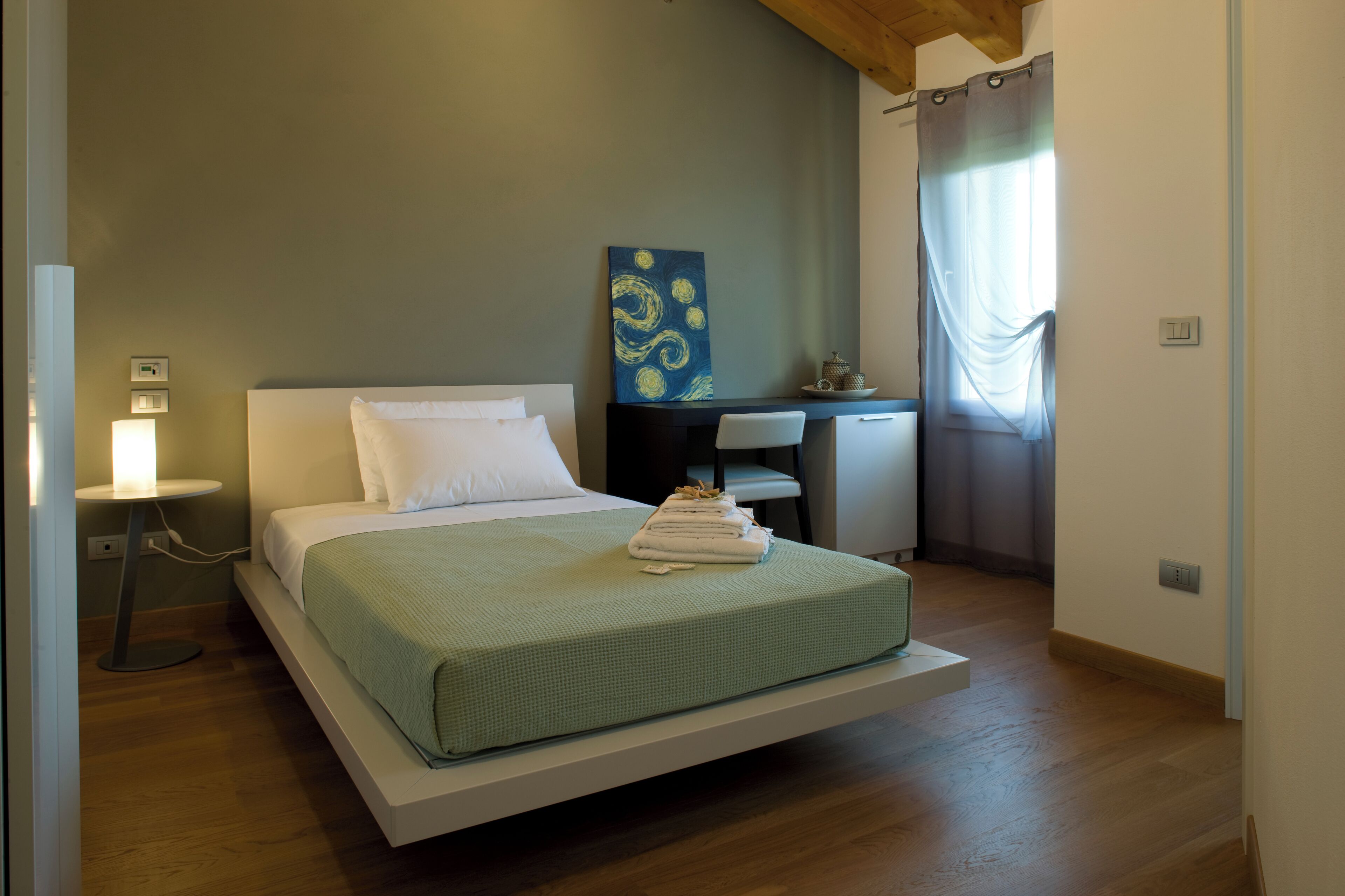 Chambre Simple Affaires, salle de bains privée, vue jardin