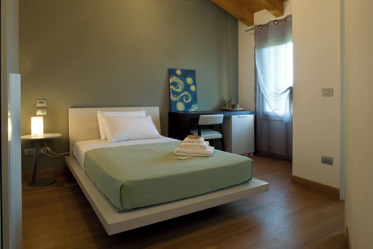 Business Single Room, Private Bathroom, Pool View | Down duvets, pillow-top beds, blackout curtains, soundproofing