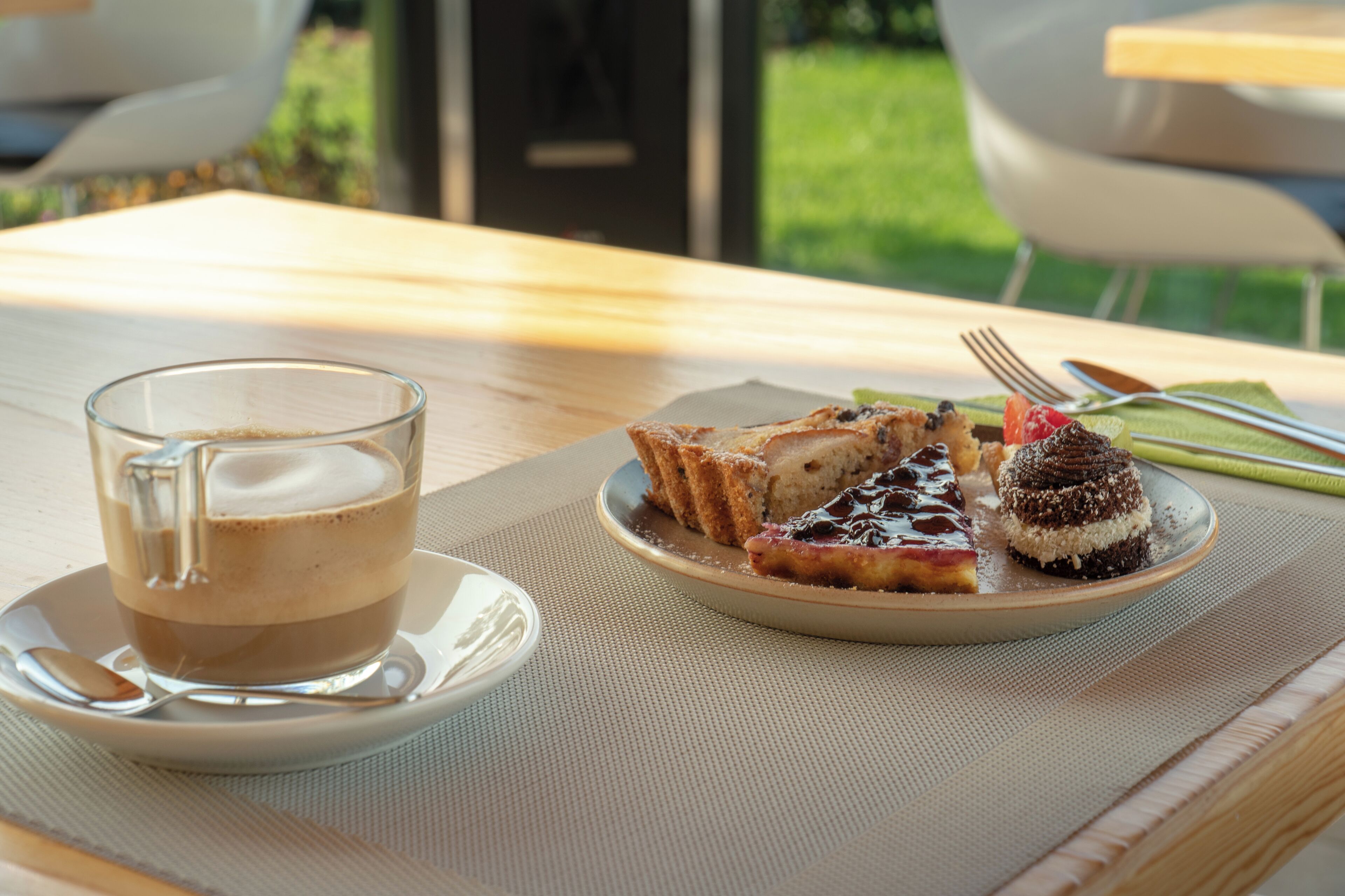 Una mesa con un plato de comida y una taza de café.