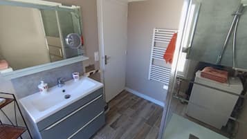 SĂšche-cheveux, serviettes fournies, savon, papier toilette