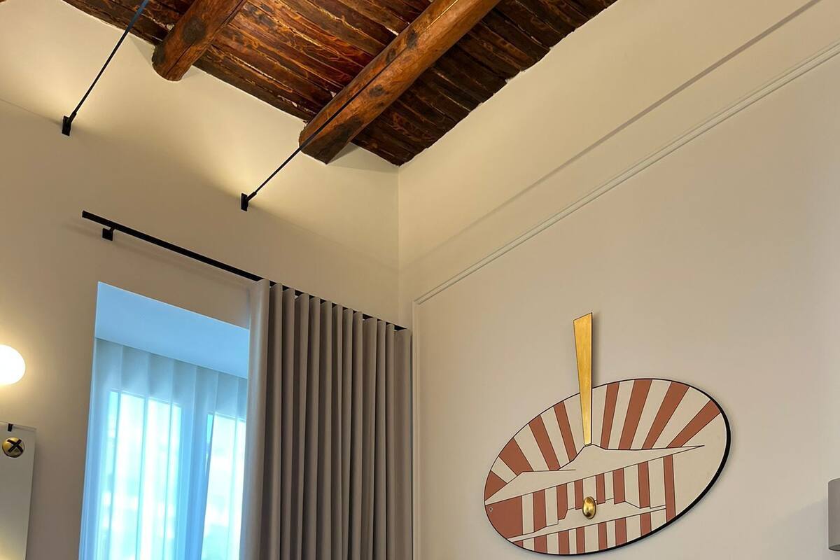 مكتب ومساحة عمل للكمبيوتر المحمول وواي فاي مجانًا