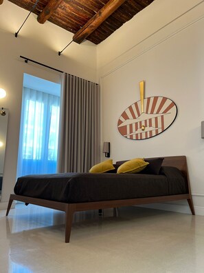 غرفة ثلاثية مريحة - بشرفة - منظر للمدينة | مكتب ومساحة عمل للكمبيوتر المحمول وواي فاي مجانًا