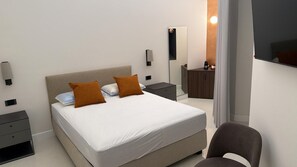 غرفة ديلوكس ثلاثية - بشرفة - منظر للمدينة | مكتب ومساحة عمل للكمبيوتر المحمول وواي فاي مجانًا