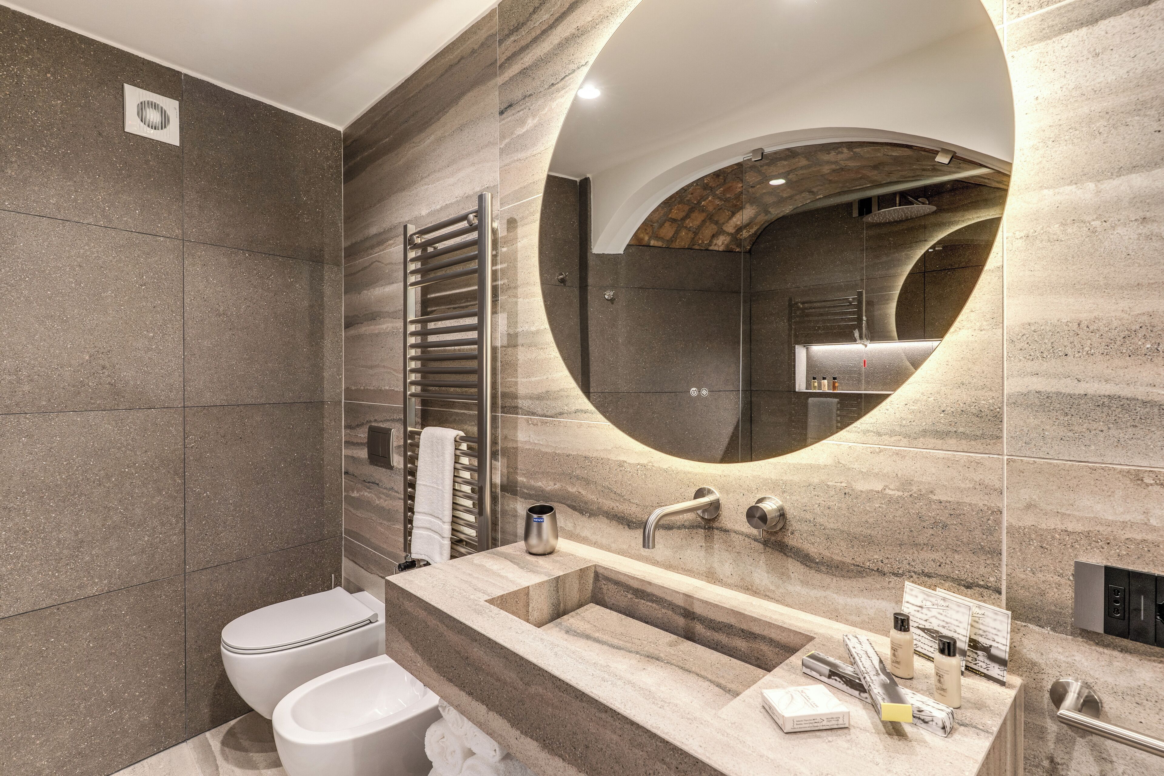 Chambre Quadruple Exécutive, balcon, vue ville | Salle de bain | Douche, articles de toilette gratuits, sèche-cheveux