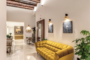 Interior entrance - Residenze Piazza Dante (Naples)
